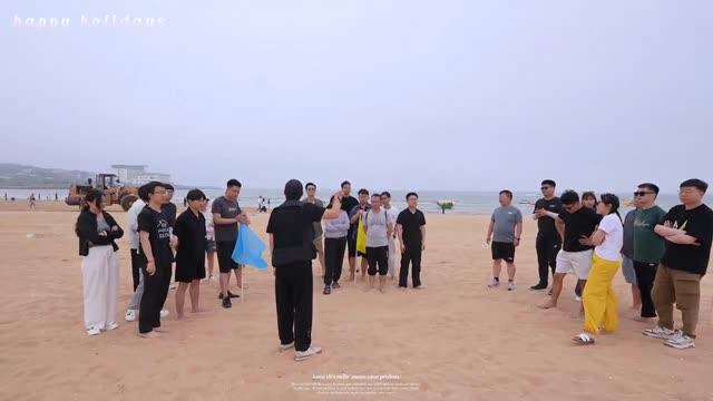 华泽工程海滩团建授旗