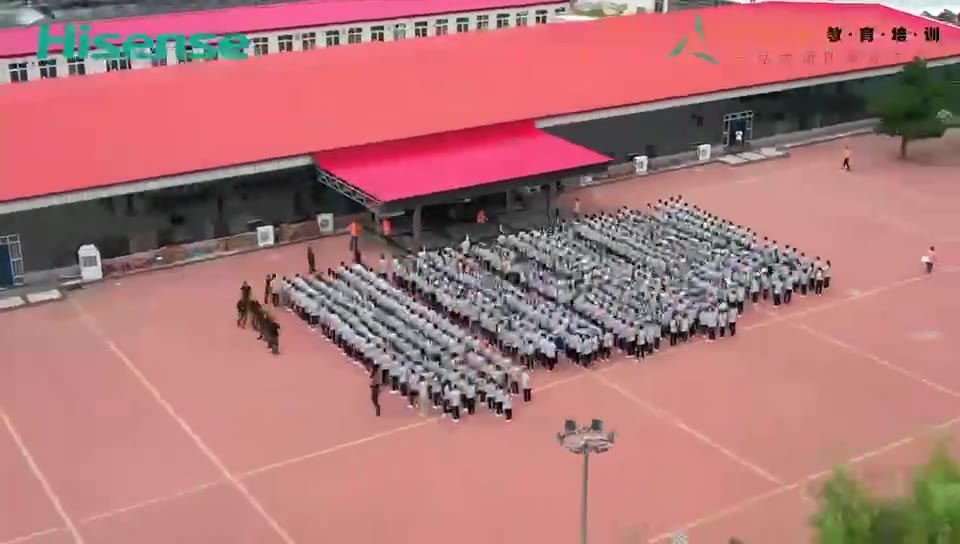 新员工在广场集结的航拍画面