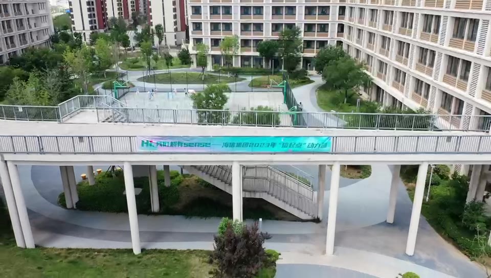 动力营园区连廊与篮球场的航拍