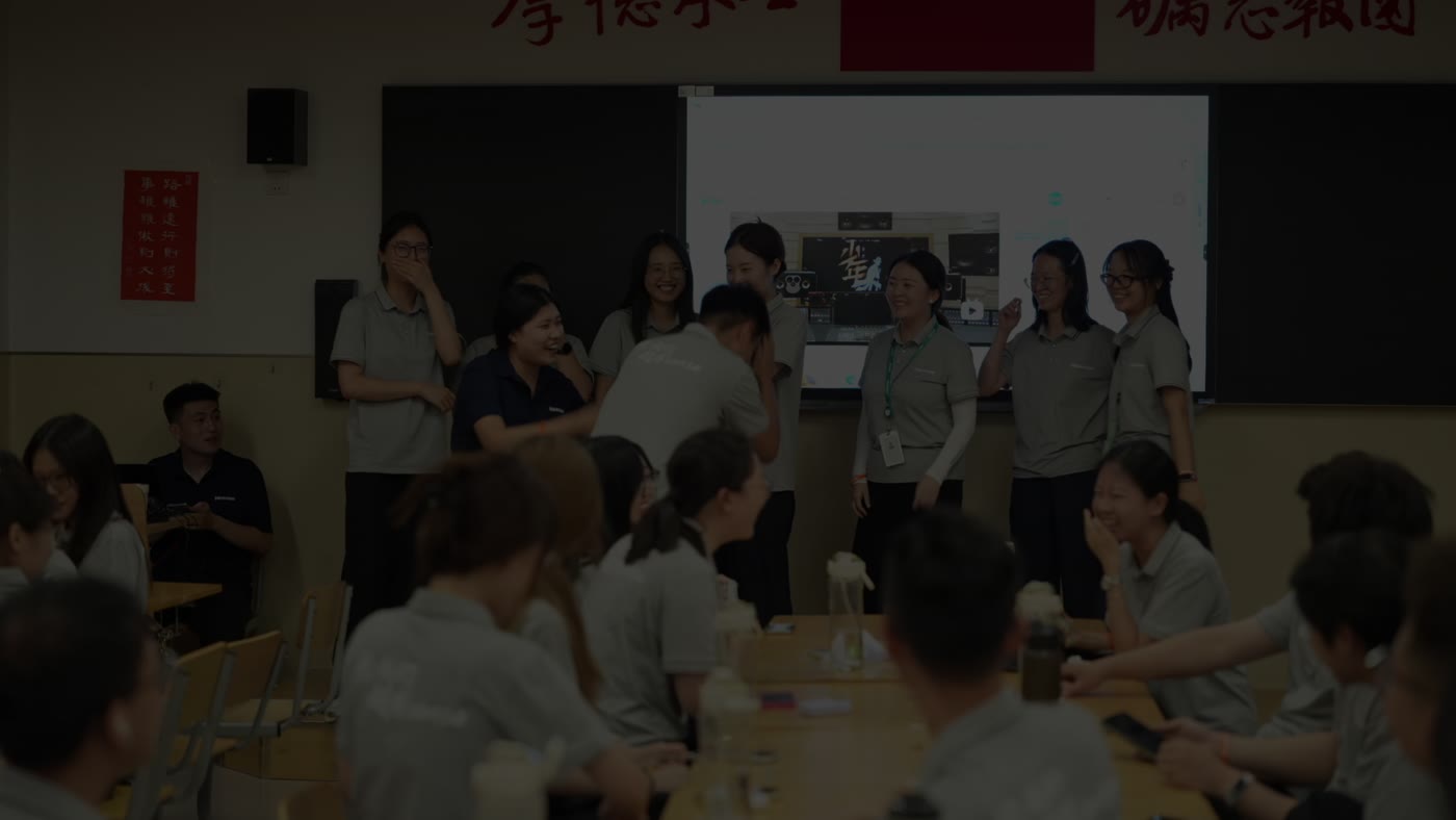 教室场景中的小组活动