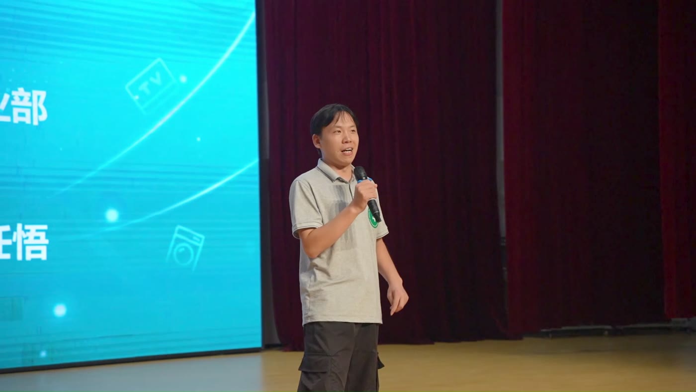 新员工在舞台上发言