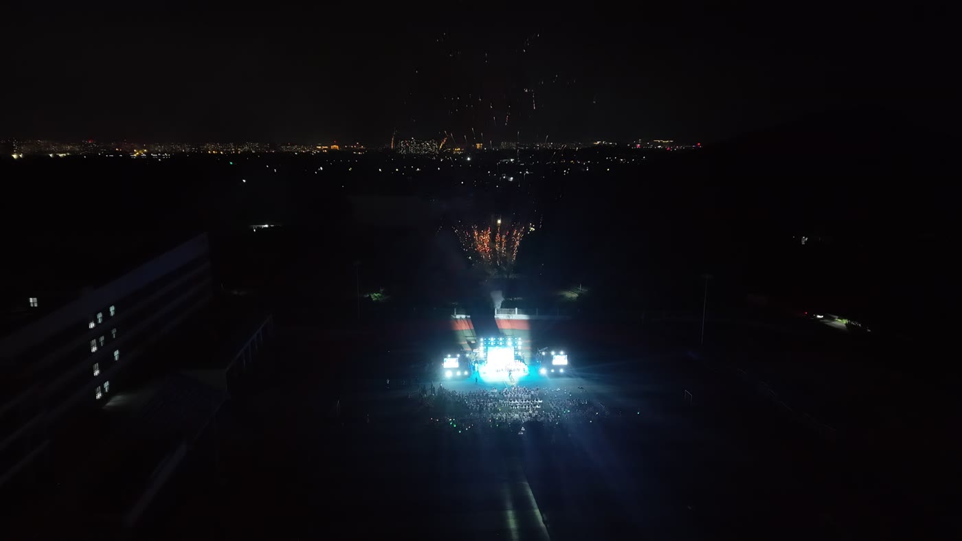 夜间草地音乐现场航拍