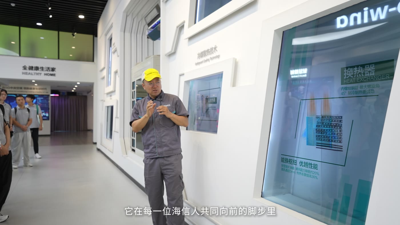 技术讲解员在展厅讲解换热器技术