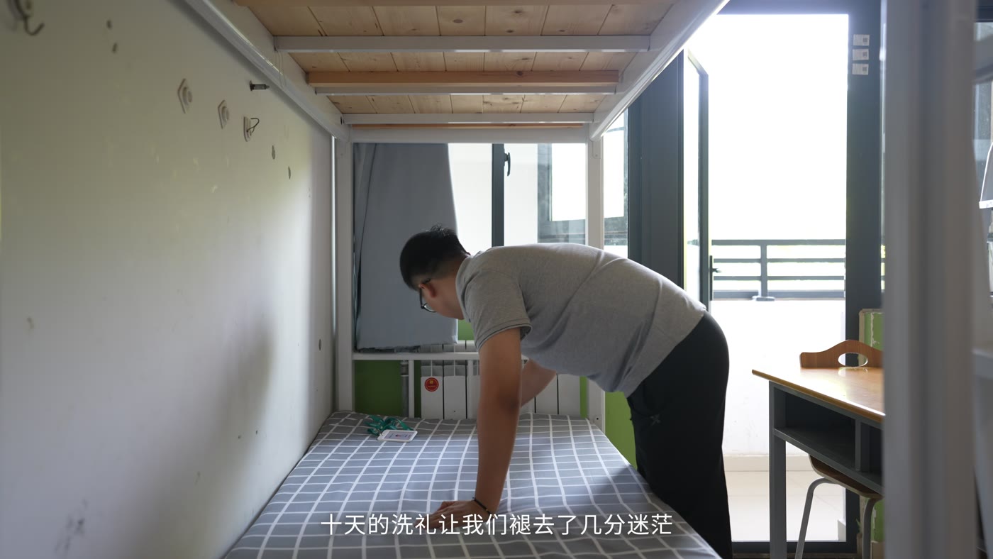 新员工在宿舍整理床铺