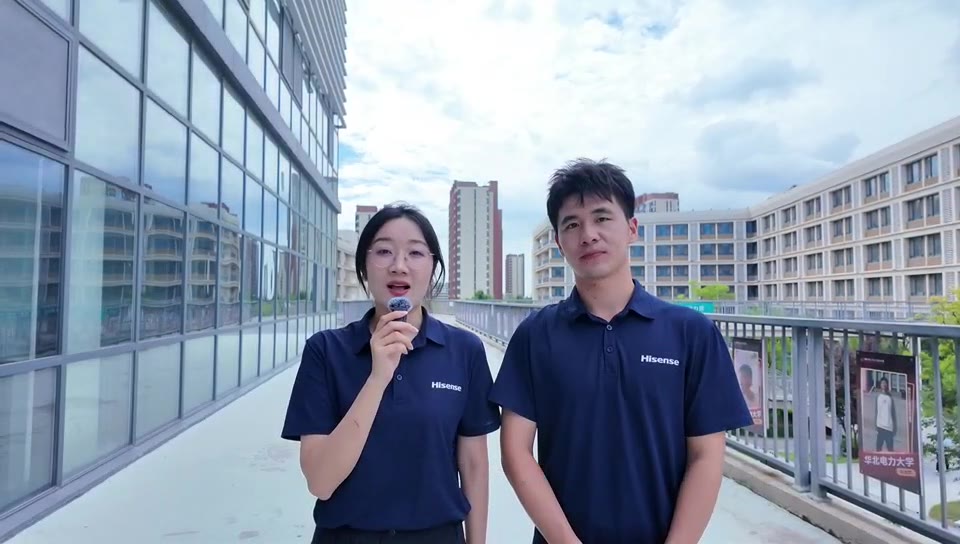 导师在园区连廊进行街头采访