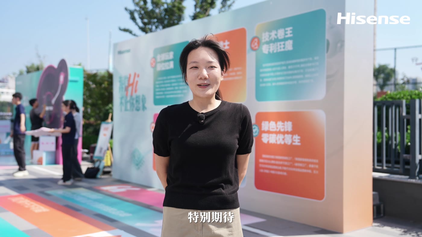 新员工在人设标签展板前接受采访