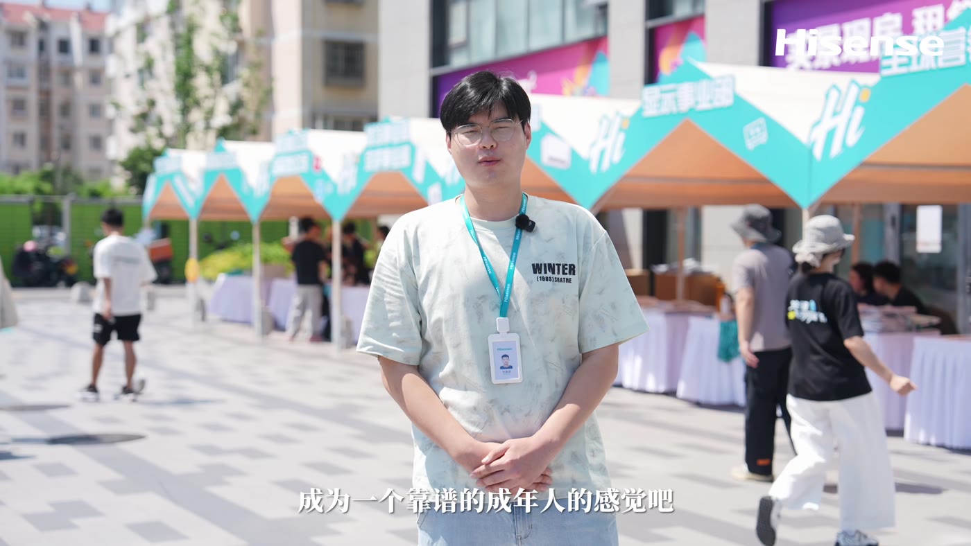新员工在事业部展位前