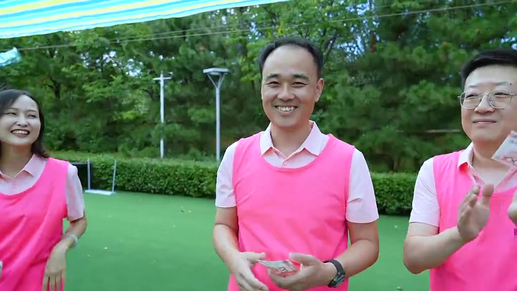 队员手持筹码露出笑容