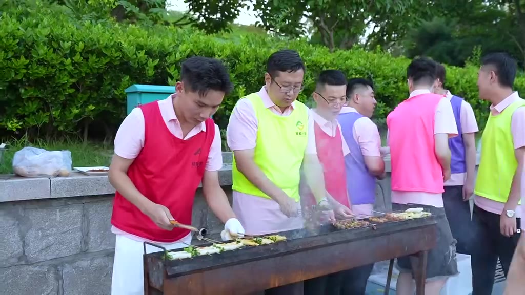 烧烤区正在备餐的队伍