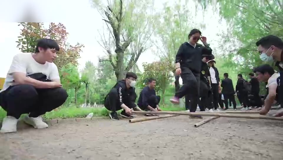 队员举旗列队行进