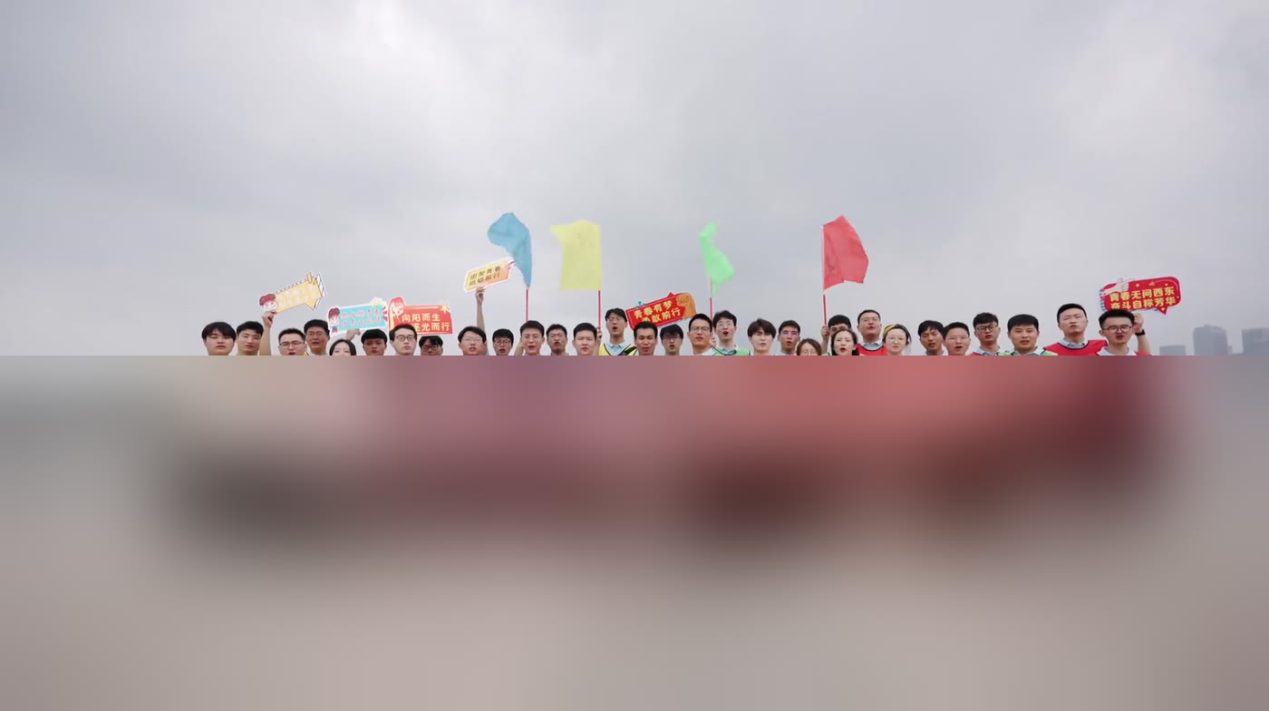 滨海步道上的队伍合影