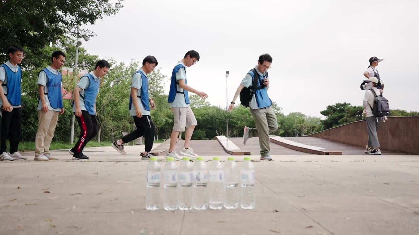 队员在步道上协作完成任务