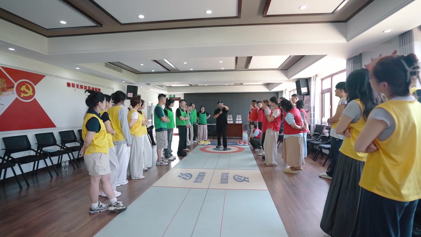 室内旱地冰壶现场
