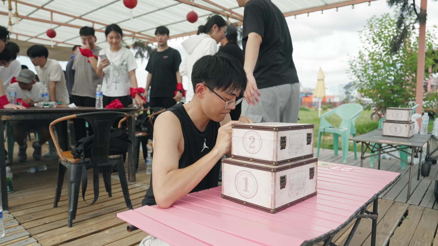 队员在桌前解谜题箱
