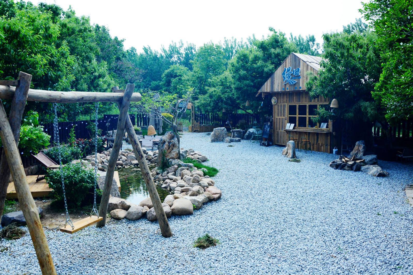 龙泉花海乐园 缦田小院庭院与木桥实拍